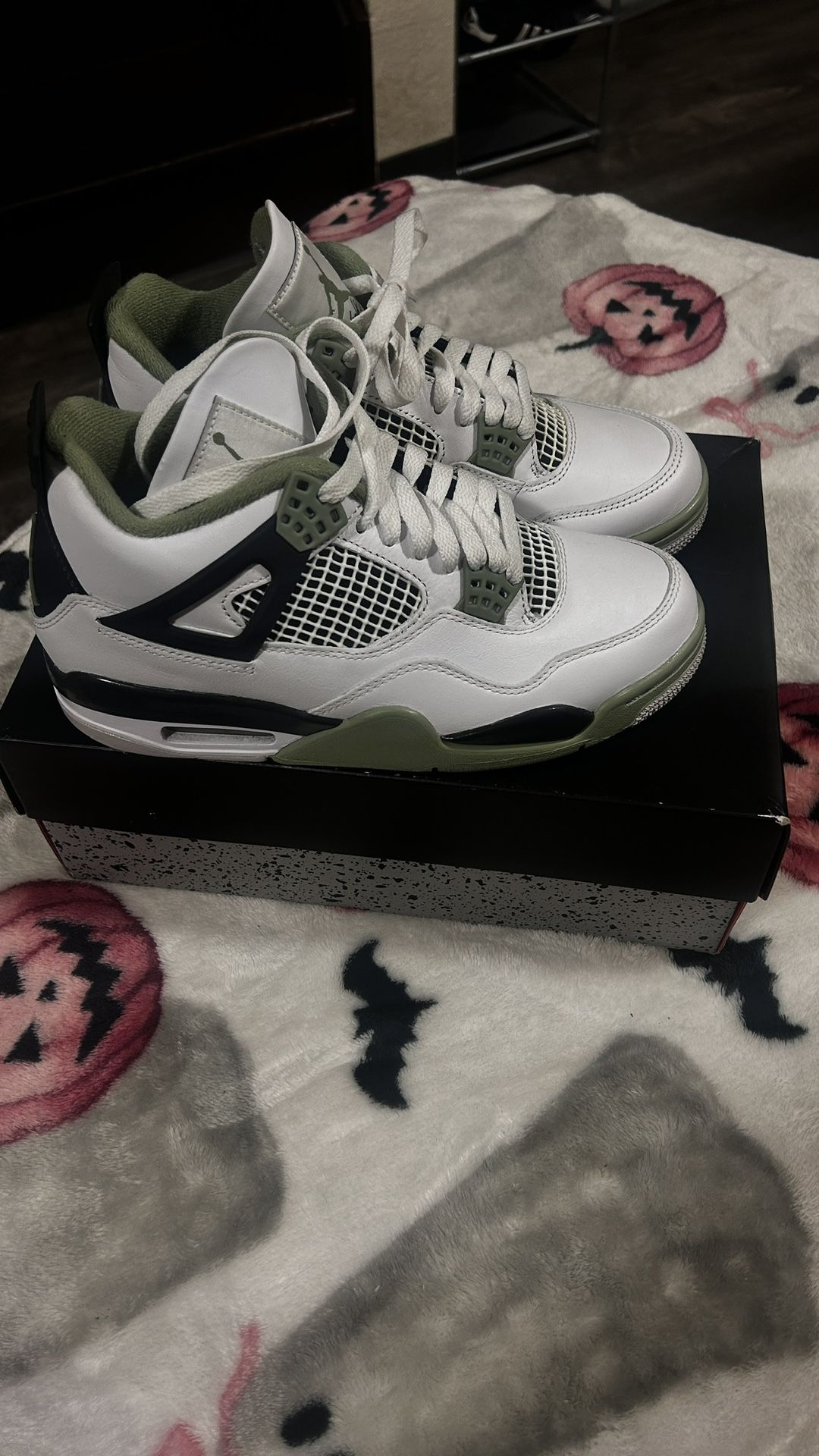 Seafoam green Jordan 4 Retro