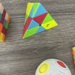 Lots Of 5 Rubik cubes