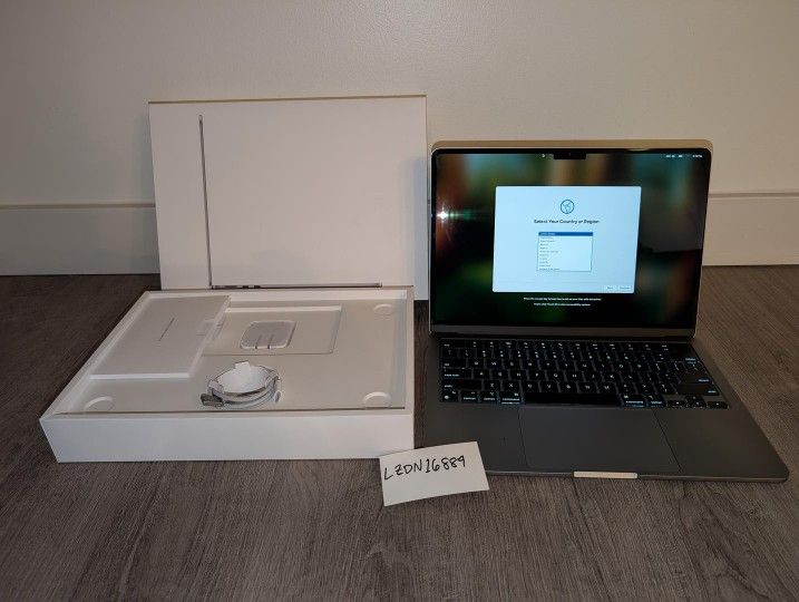 13" M2 MacBook Air 2022 - 16GB - 512GB