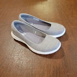 Skechers Go Walk Lite Susie Gray Flats Sz 6 Air Cooled Goga Mat SN 136001 New, no box. Worn once to try. Very light!!!
Weight 7.5oz plus shipping ma
