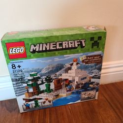  Minecraft set 21120, "The Snow Hideout"
