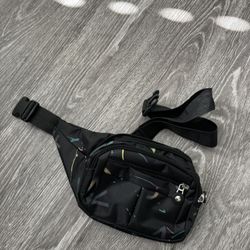 Balck medium sized sporty fannypack