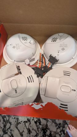 2 Kidde and 2 First Alert Smoke and Carbon Monoxide Alarms. Price is for all 4.