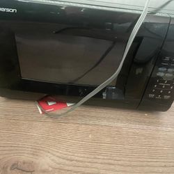 Emerson Microwave 0.7 Cu Ft. 
