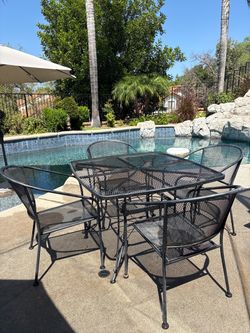 Black Iron Patio Table and 4 Chairs