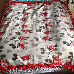 Minne & Mickey Mouse Tie Blanket Lap Side