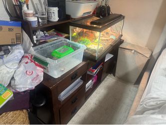 Free desk with hutch
