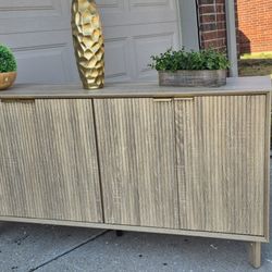 BEAUTIFUL LIGHT OAK SIDEBOARD OR  BUFFET BRAND NEW GOLD HARDWARE 60X17X33 4 DOORS REGULABLE SHELVES