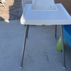 Plastic child's chair, easy to disassemble; missing the seatbelts.