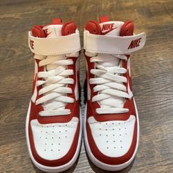 3.5 Boys Youth Nikes