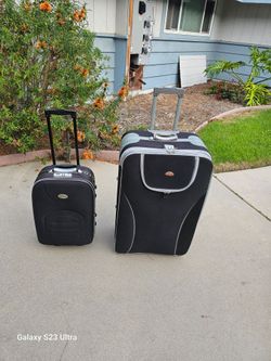 2 light  suit case heavy Duty  set  clean &  zipper move smooth wheels  spin freely