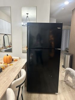 Whirlpool 18.2-cu ft Top-Freezer Refrigerator (Black)