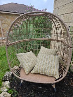 Egg chair with 3 large pillows