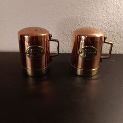 GORGEOUS VTG Old Dutch Intl 4" Pair of Brass & Copper S/P Shakers.


