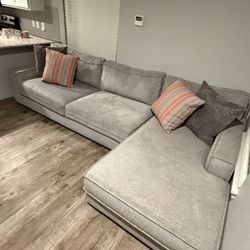 L Shaped Couch (pillows included)