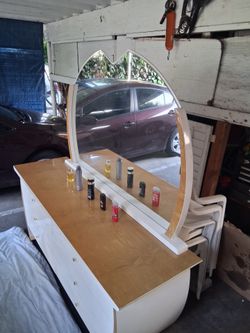 Dresser with mirror/cajonera con espejo