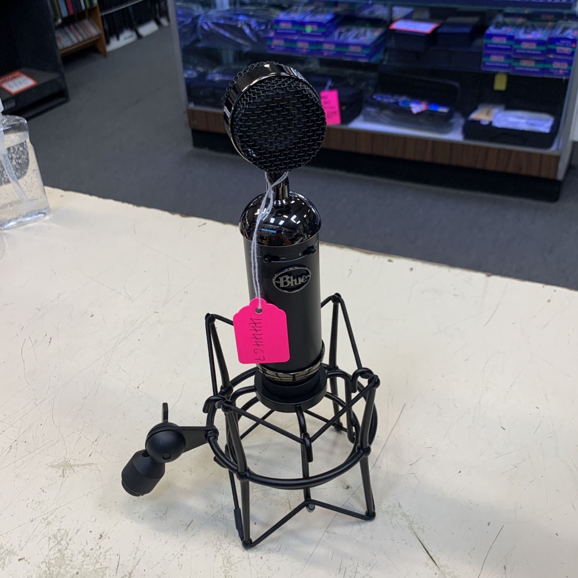 Blue microphones A00111 Microphone Blue A00111 with shock mount