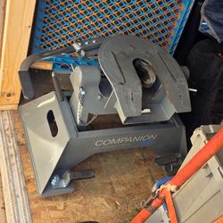 Fifth Wheel Hitch Companion Series GM Pucks 2020