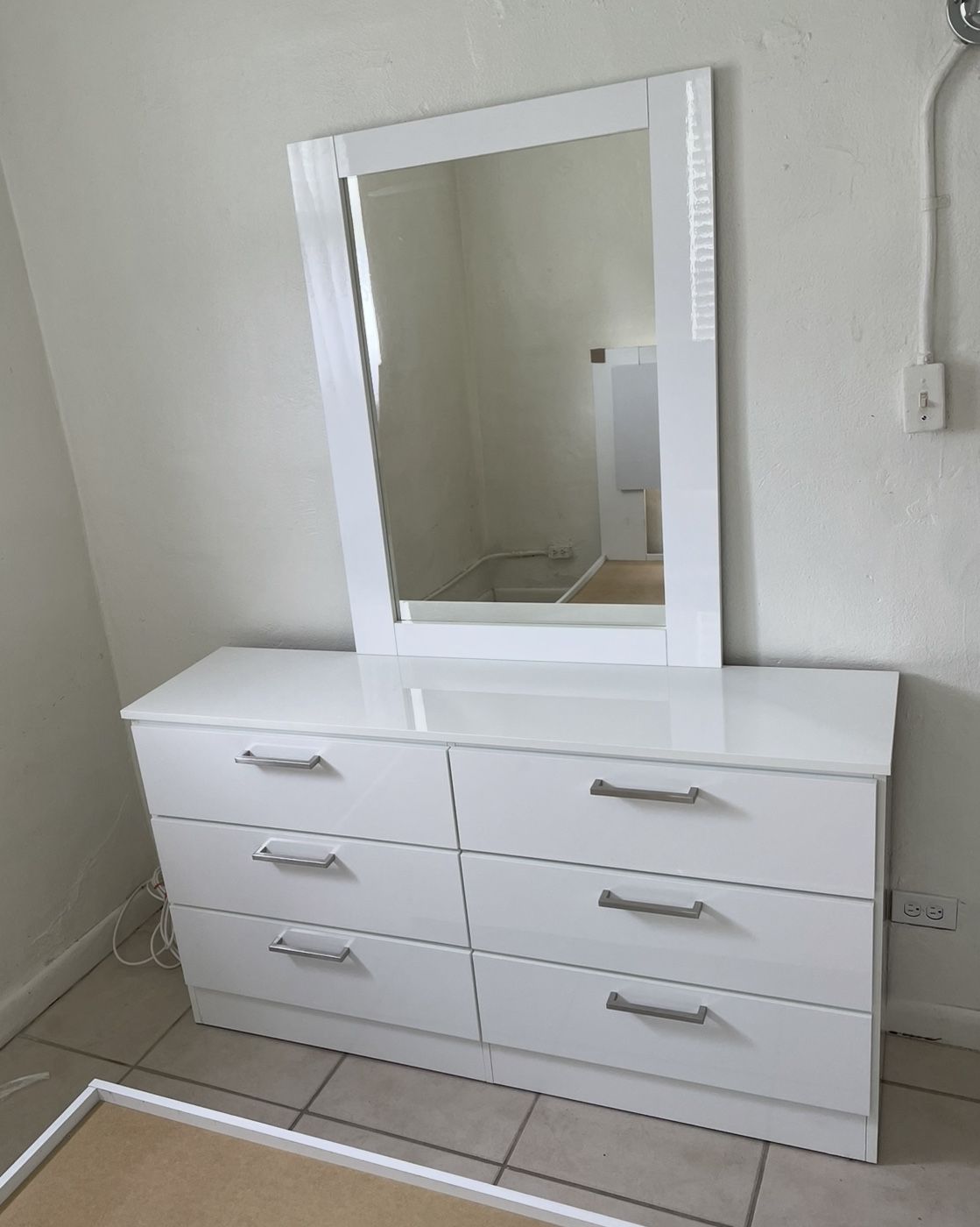 HIGH GLOSS WHITE dresser & mirror