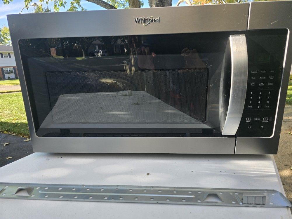 Over The Range Microwave. Whirlpool. Large. In Great Condition.