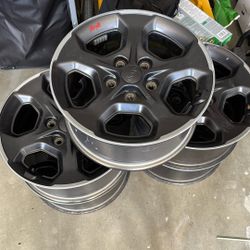 Set Of 5 Wheels From Jeep wrangler