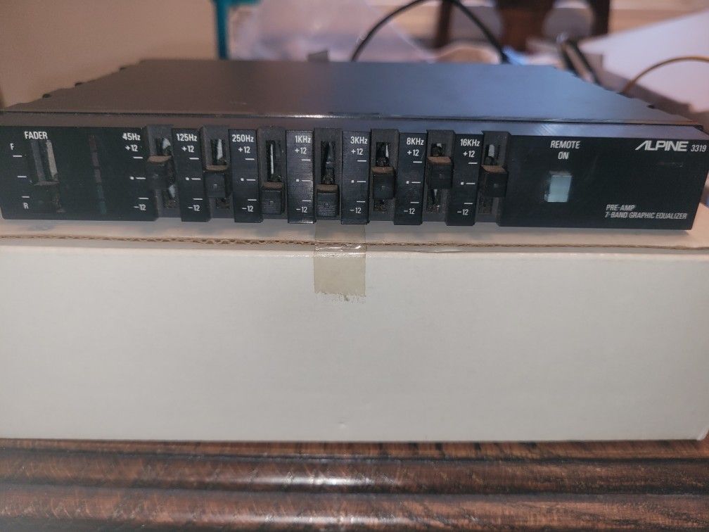 ALPINE 3319 -7 BAND GRAPHIC EQ PREAMP