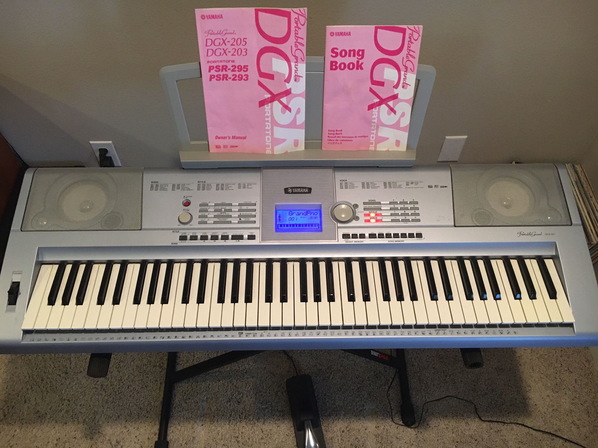 Yamaha DGX-203 keyboard