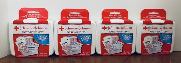 Johnson & Johnson First Aid To Go Kit (Set of 4)
