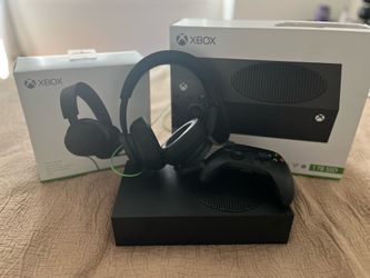 Xbox series s 1tb with headset