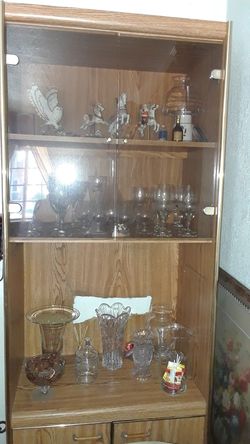 Mueble para poner porcelana , cristal & televisión .