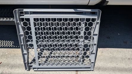Adjustable baby gate in good condition dog animal partition door infant puppy wall