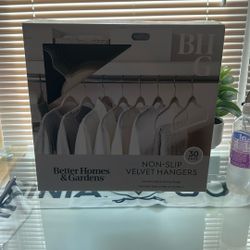 30 Velvet Hangers 