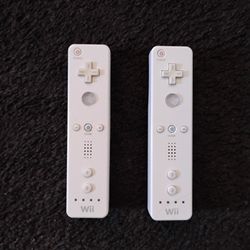 2 Nintendo WII Original Remotes
