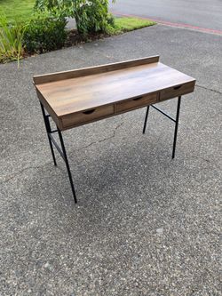 [pending pickup] Free desk