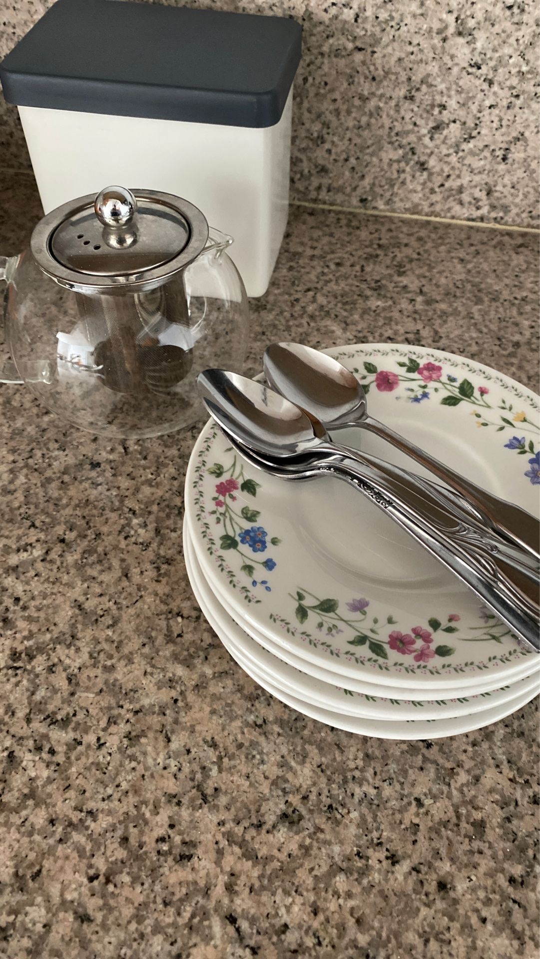 Tea pot + plates