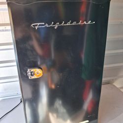 Frigid air mini fridge with freezer