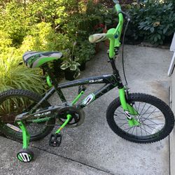 Kids Bike Like New 18” Wheels. Training Wheels Included 