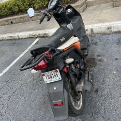 Se vende esta motocicleta es de gasolina funciona bien es negociable