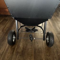 Suchtale Tow-Behind Broadcast Spreader, 90 lbs Capacity, Heavy Duty Fertilizer and Seed Spreader with Adjustable Flow Control Lever,10" Pneumatic Tire