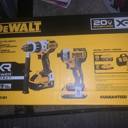 New Dewalt 20v XR Power Detect Hammer Drill And Impact Tool Kit