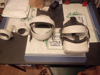 Used Oculus 2 /W 2 battery packs $250 will negotiate price