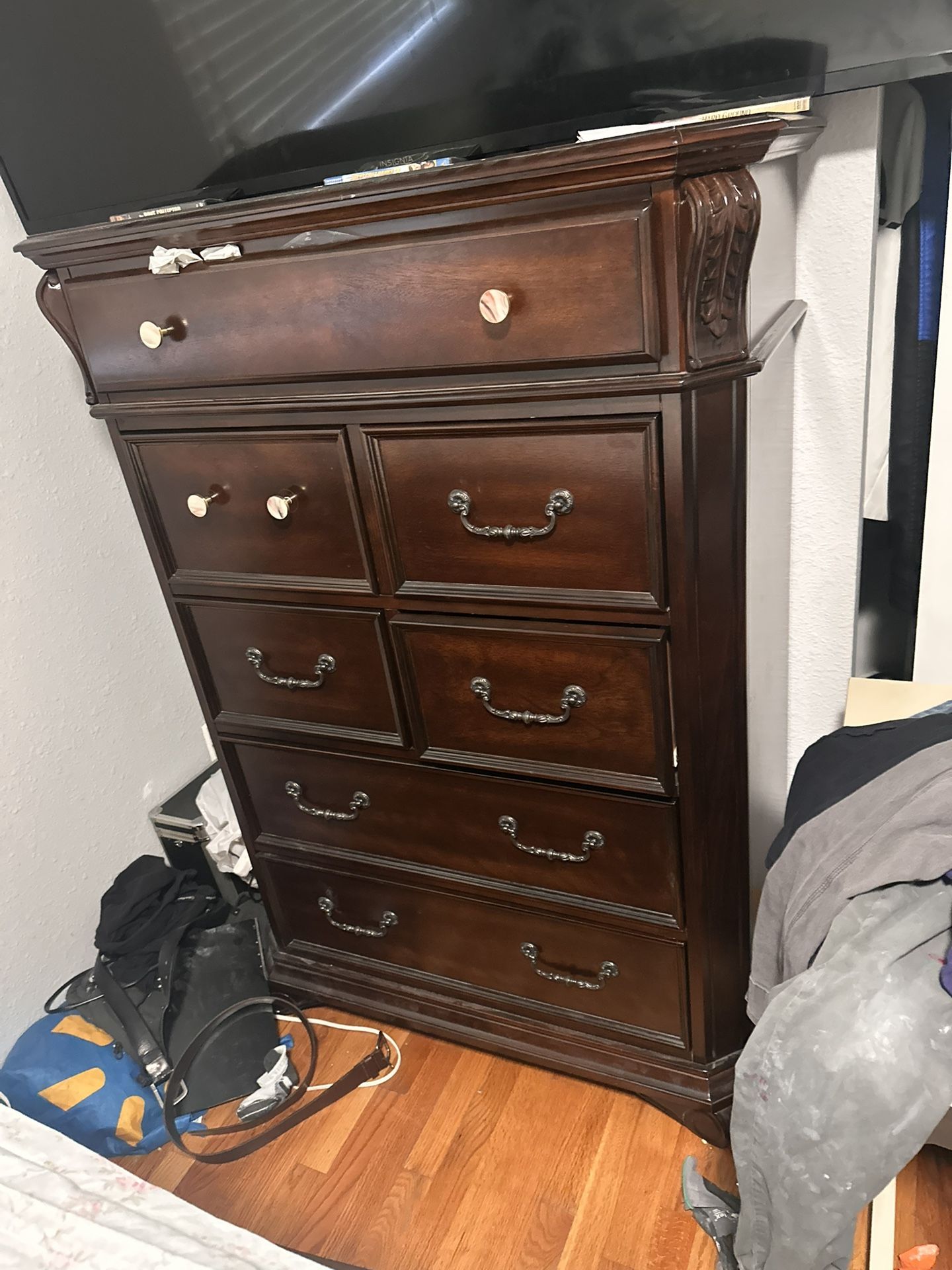 Elegant Solid Wood Bedroom Set – 5 Pieces – Great Condition