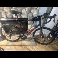 Tommaso Sentiero gravel bike, which is designed for versatility on both off-road trails and paved roads. 