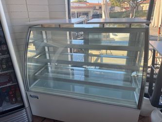Avantco Dry Display Case