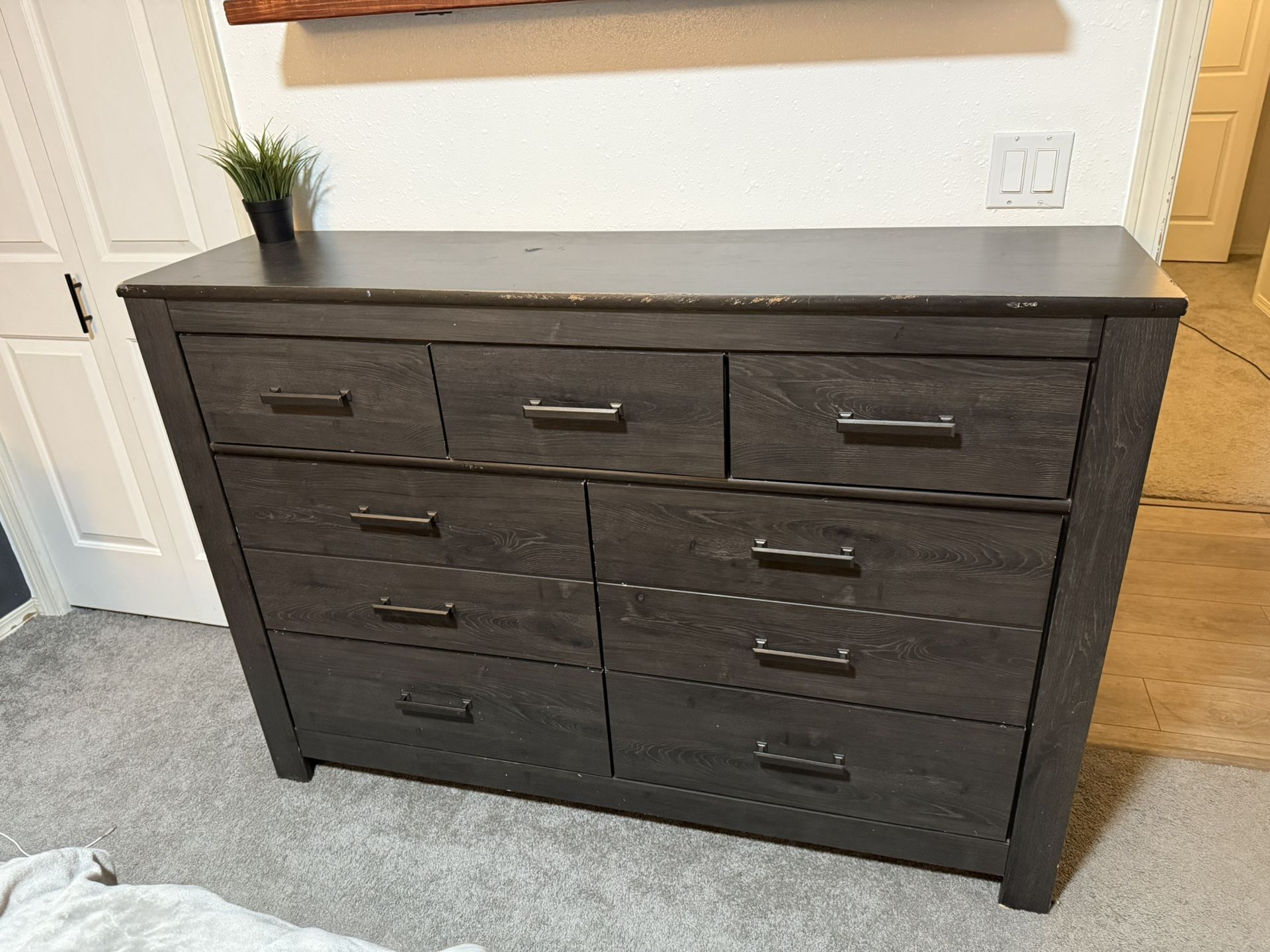 Dresser With Mirror