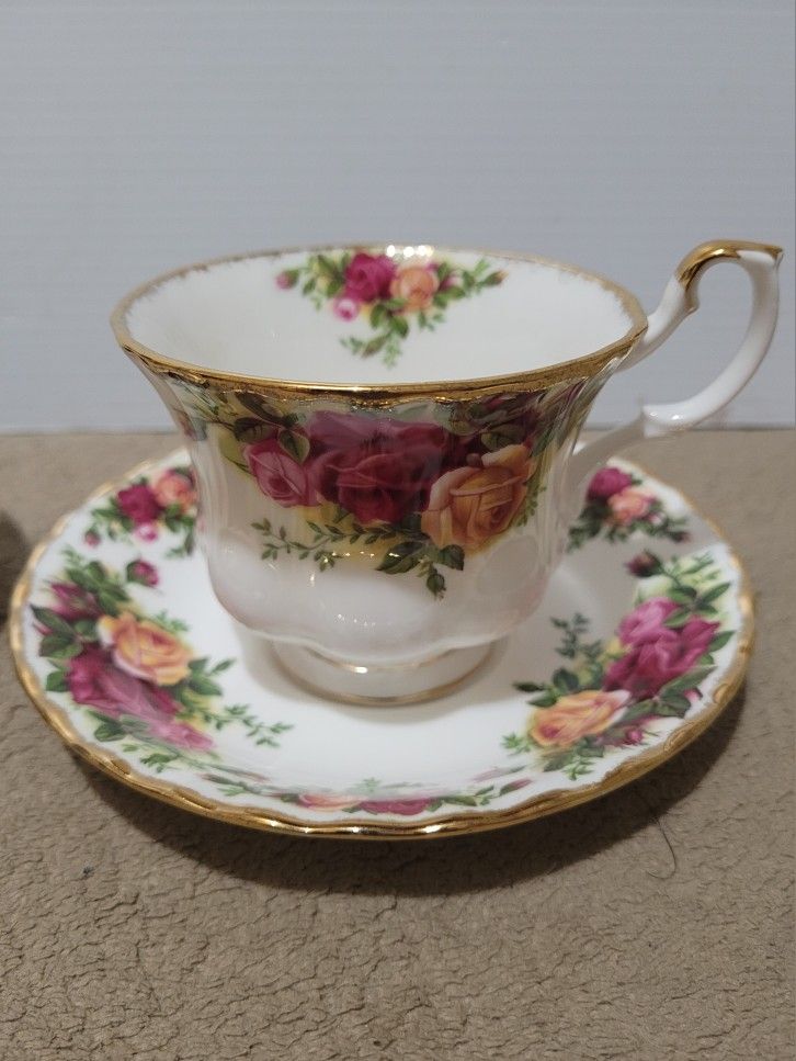 Royal Albert Old Country Roses 1962 fine bone china tea cup saucer England MINT.