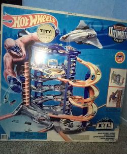 NEW! Rare Hot Wheels Super Ultimate Garage