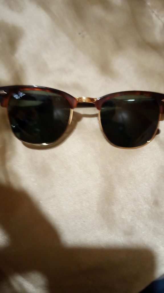 Flyve drage barmhjertighed Vil RaY-Ban Clubmaster Model# RB3016 W0366 (49-21) Unisex for Sale in Spokane,  WA - OfferUp