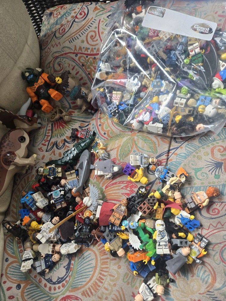 Lego Lot About 200 Minifigures Plus 25lbs