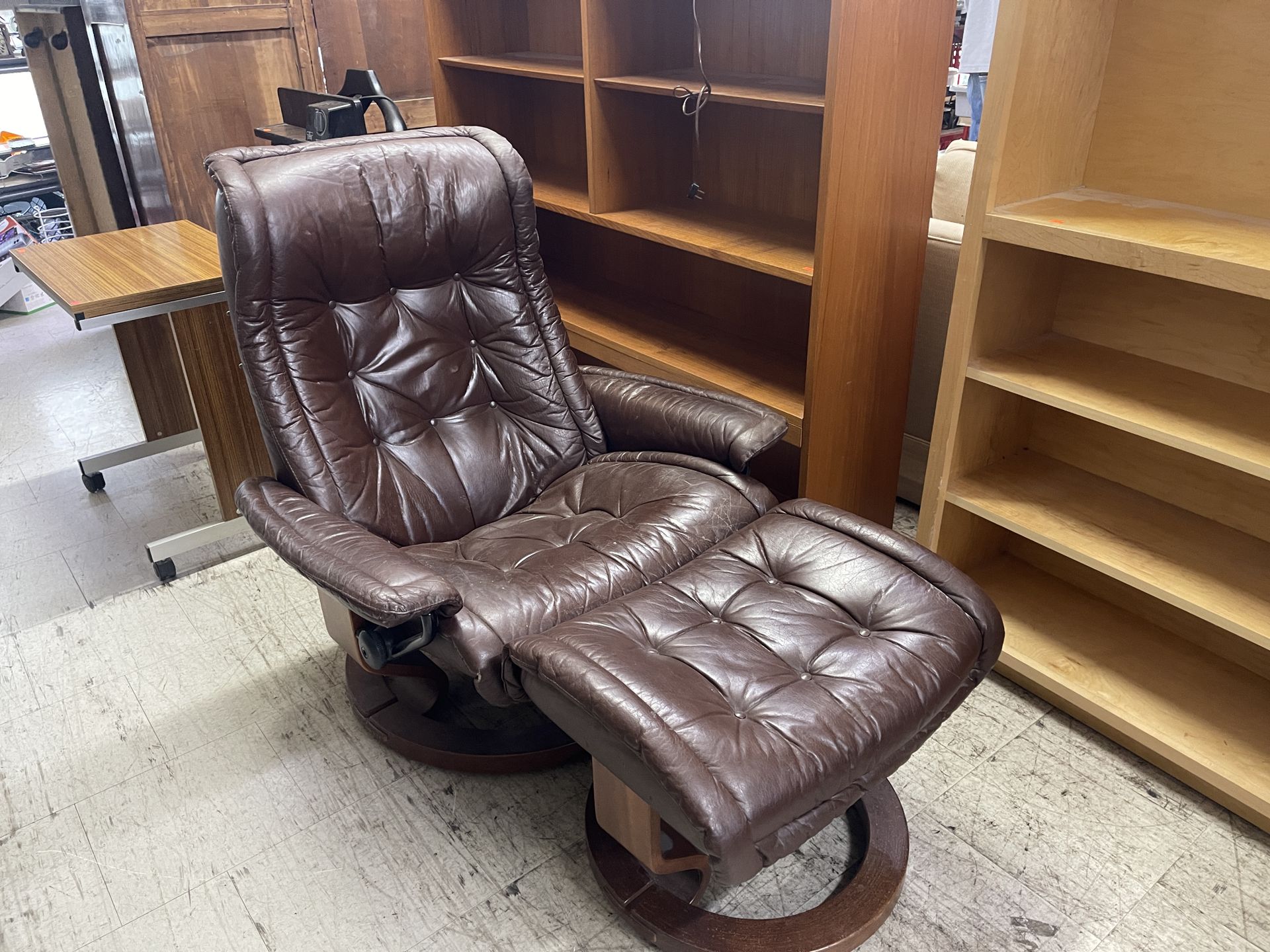 VINTAGE EKORNES STRESSLESS LOUNGE CHAIR WITH OTTOMAN BROWN LEATHER WOOD MID CENTURY MODERN